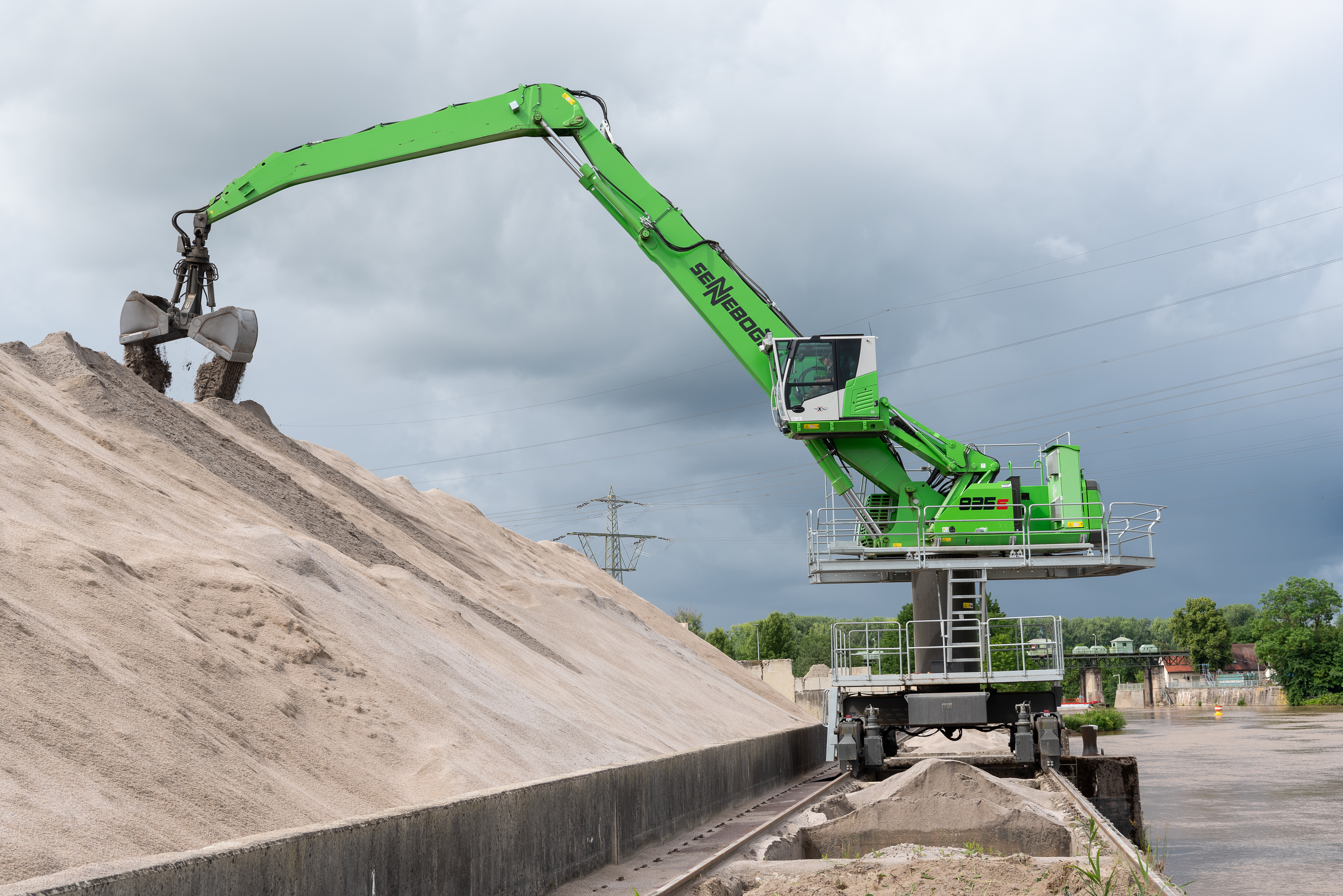 Thanks to the 835 E with powerful electric drive, tons of bulk material are handled efficiently