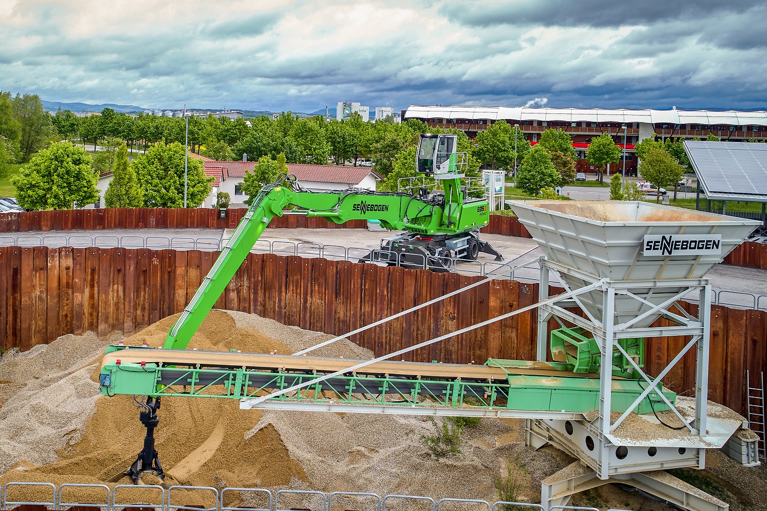 Especially when deep boom movements are required, the SENNEBOGEN Green Hybrid system for energy recovery saves a maximum of energy of up to 30 %, perfect for port operations. <br> Image source: SENNEBOGEN Maschinenfabrik GmbH