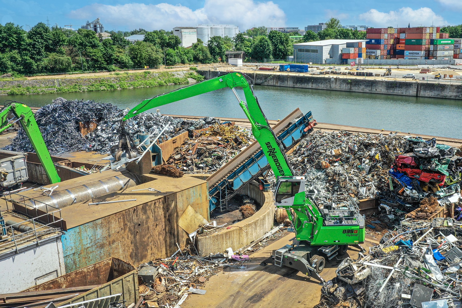 At the scrap yard of the customer Rohstoffverwertung Regensburg GmbH, the fuel-saving 835 G Hybrid proved itself as a robust all-rounder at the shear and in the sorting area. <br> Image source: SENNEBOGEN Maschinenfabrik GmbH