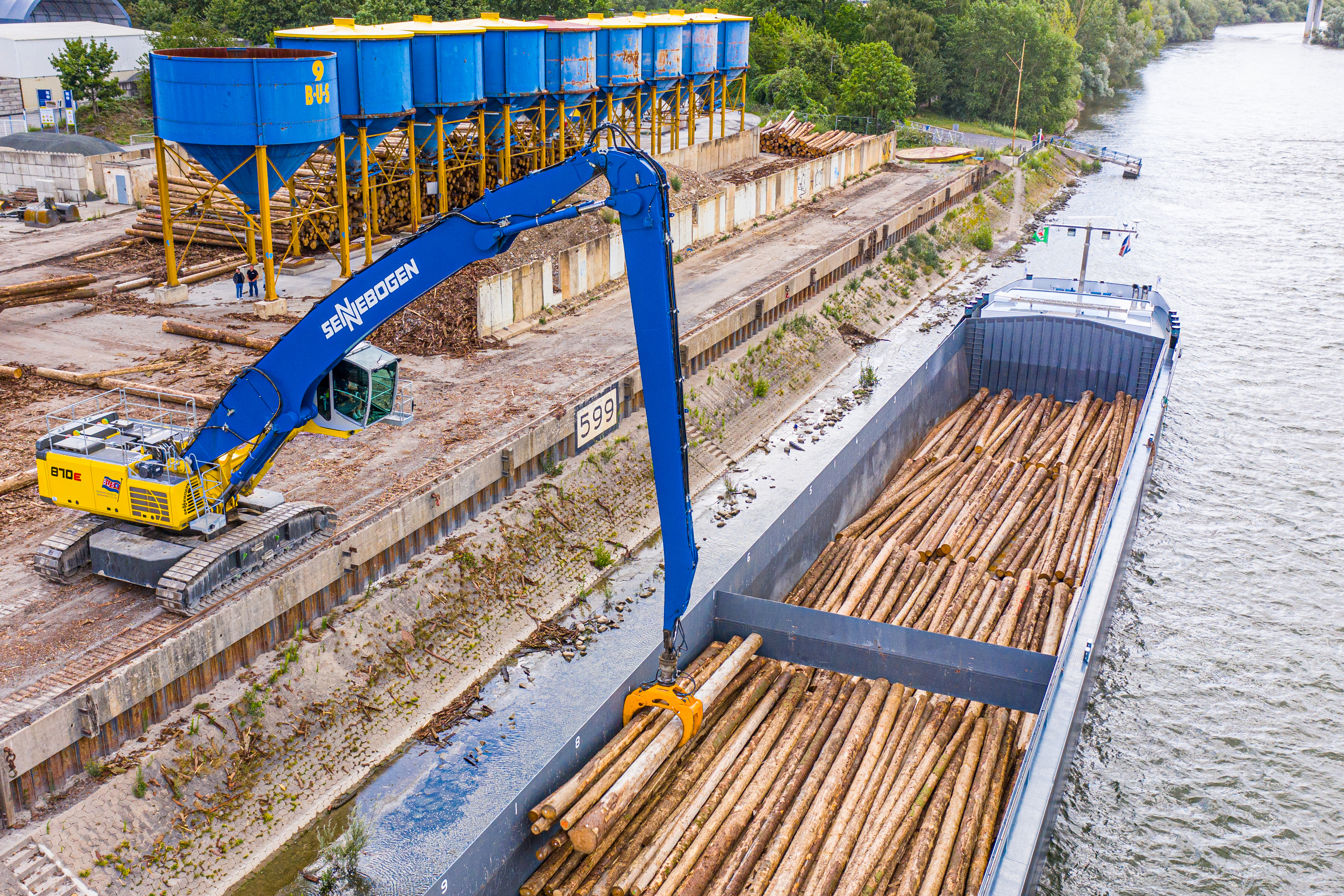 Material handler SENNEBOGEN 870 Hybrid with 25 m equipment for loading ships even at low water – particularly high stability is ensured by the heavy and wide crawler undercarriage.