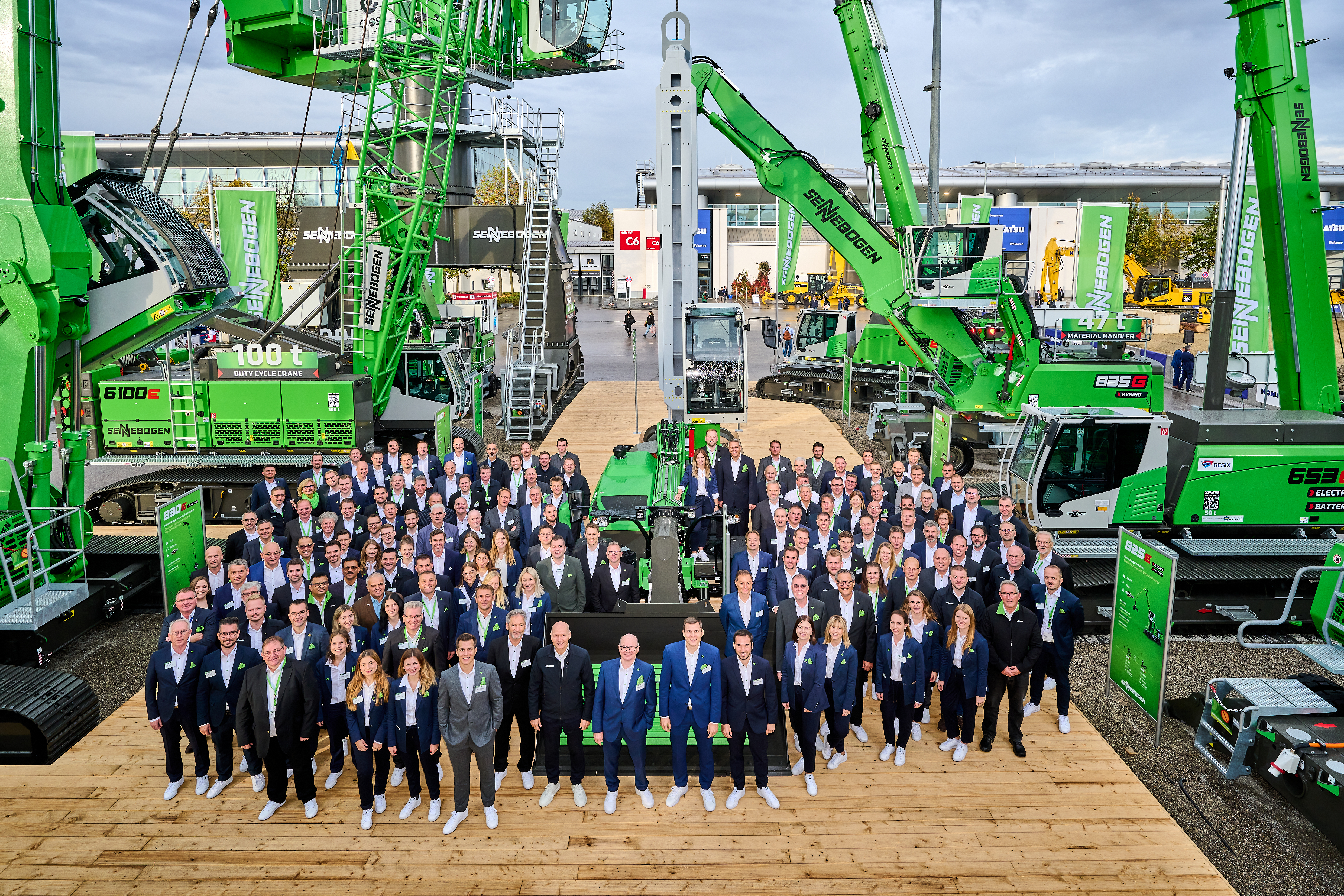 SENNEBOGEN guarantees worldwide presence with more than 180 international sales partners and with over 300 service points. With a large, international team and a total of 12 machine exhibits from all application areas, SENNEBOGEN also welcomed the large number of bauma trade fair visitors, which exceeded all industry expectations. 