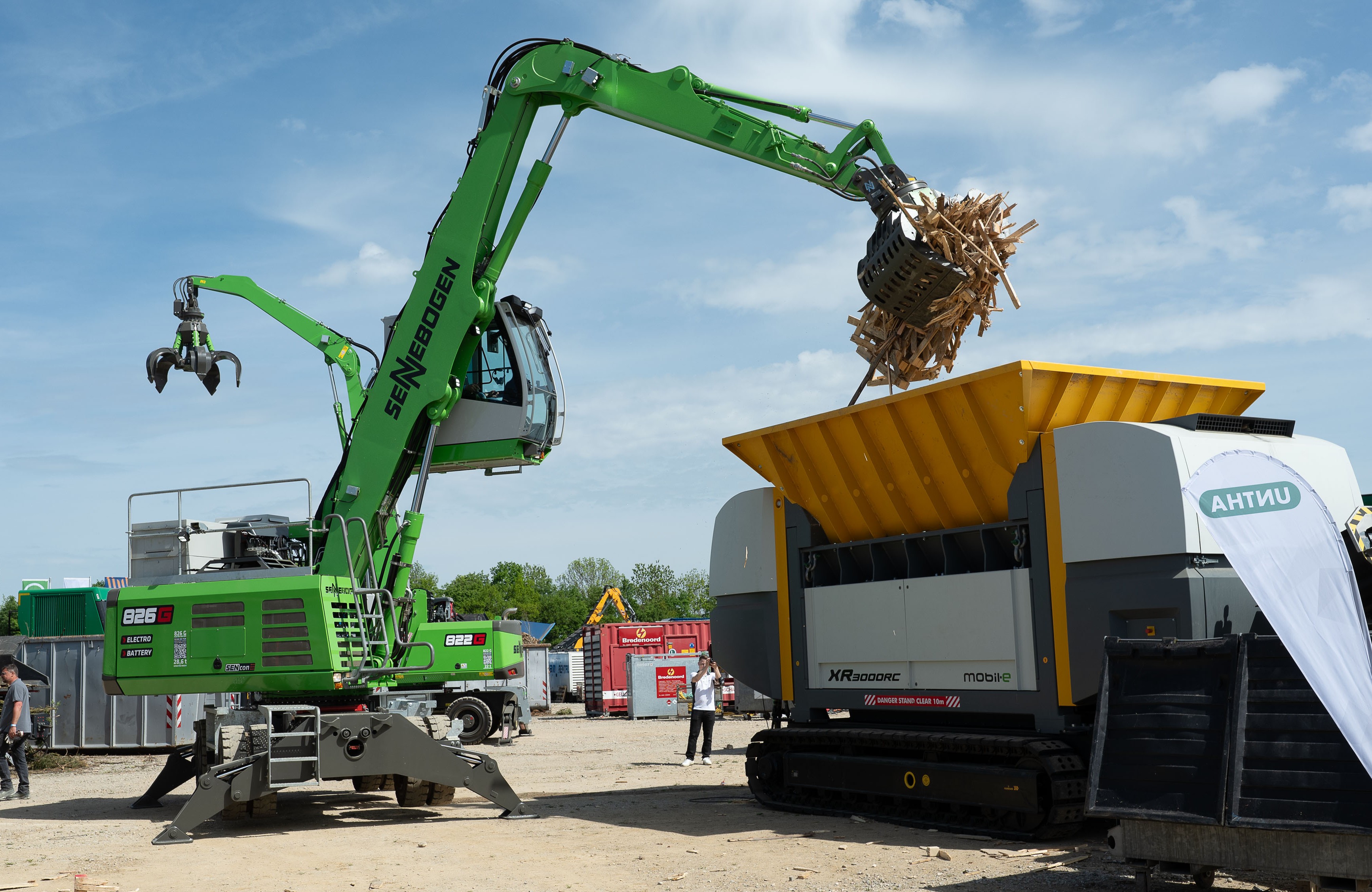 At the VDMA outdoor demonstration area, SENNEBOGEN and UNTHA demonstrated a semi-autonomous shredder feeding application with the new 826 G Electro Battery, showcasing the intelligent integration of modern recycling processes in practice.