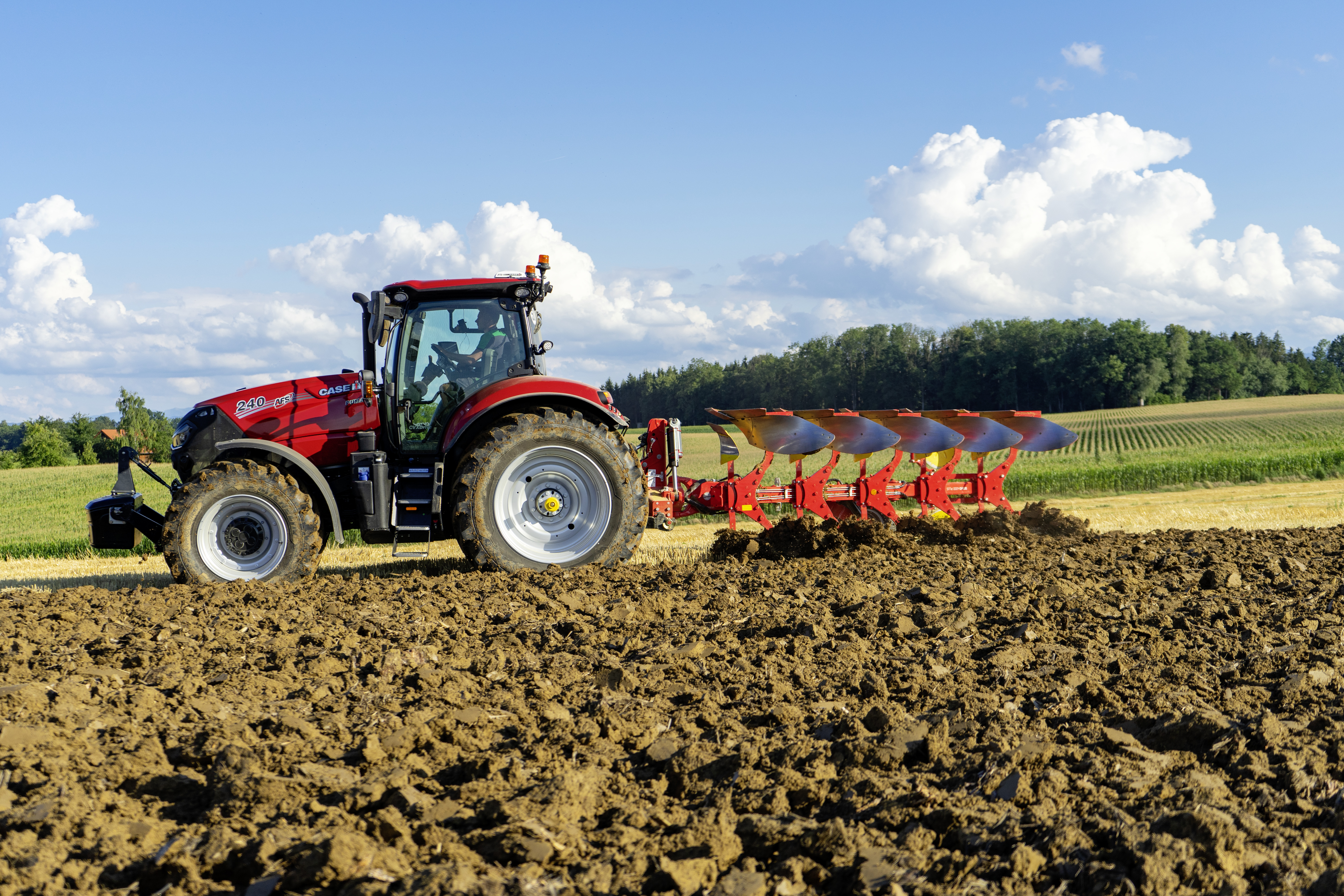 The best working results with the SERVO 4000 hitch-mounted reversible plough