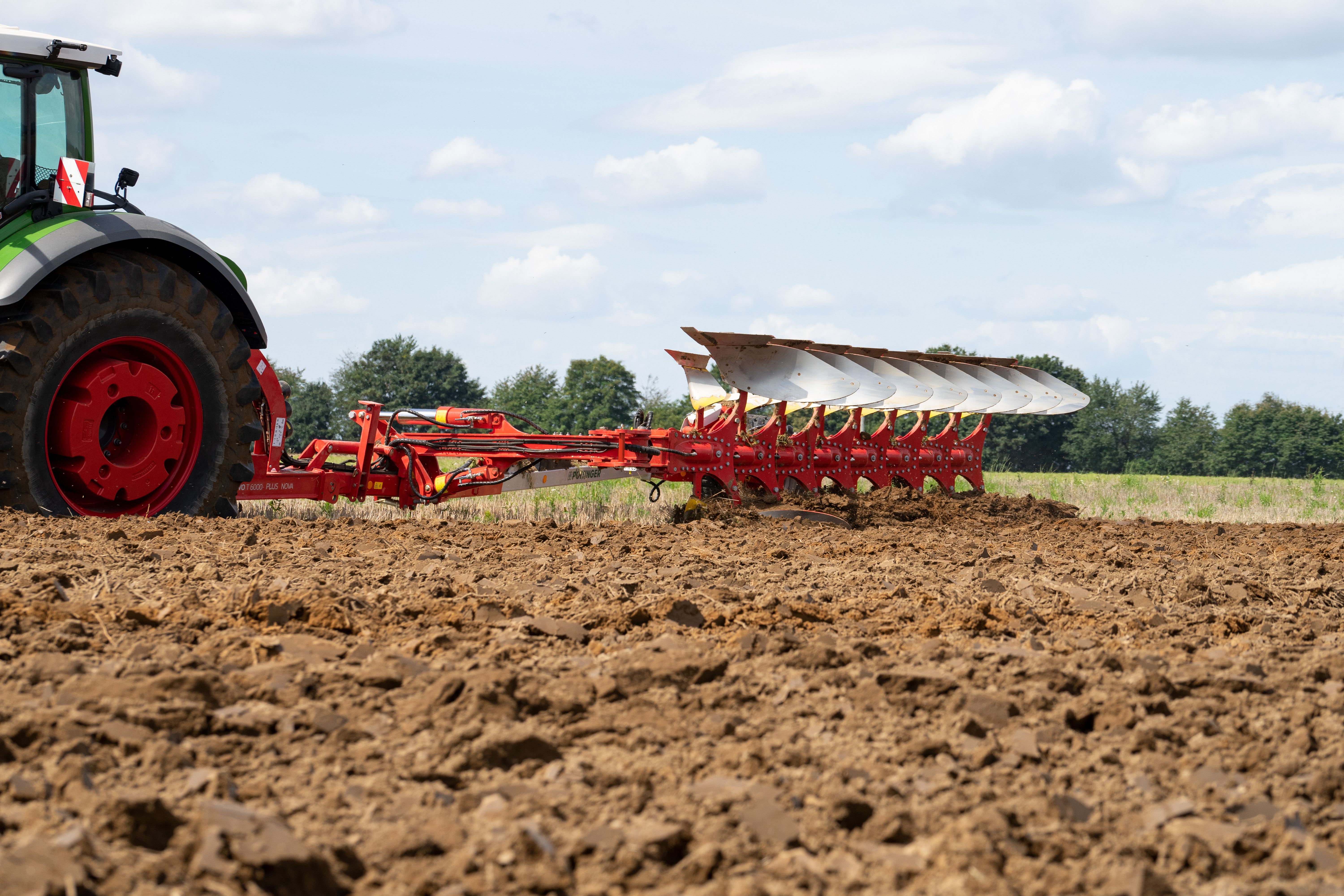The new SERVO 6000 T semi-mounted plough for the best working results. <br> Image source: PÖTTINGER Landtechnik GmbH