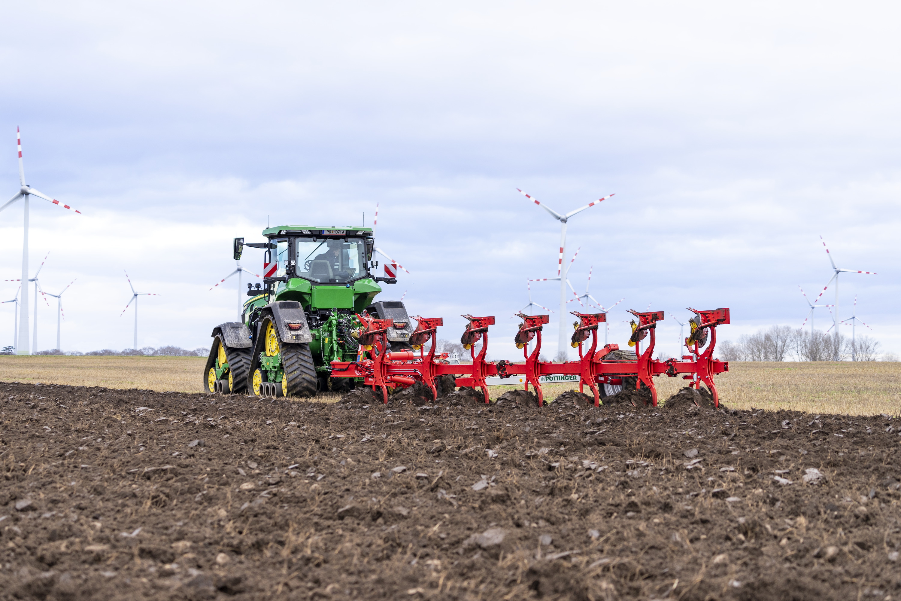 Conserving the soil by plough On-Land with the SERVO T 6000