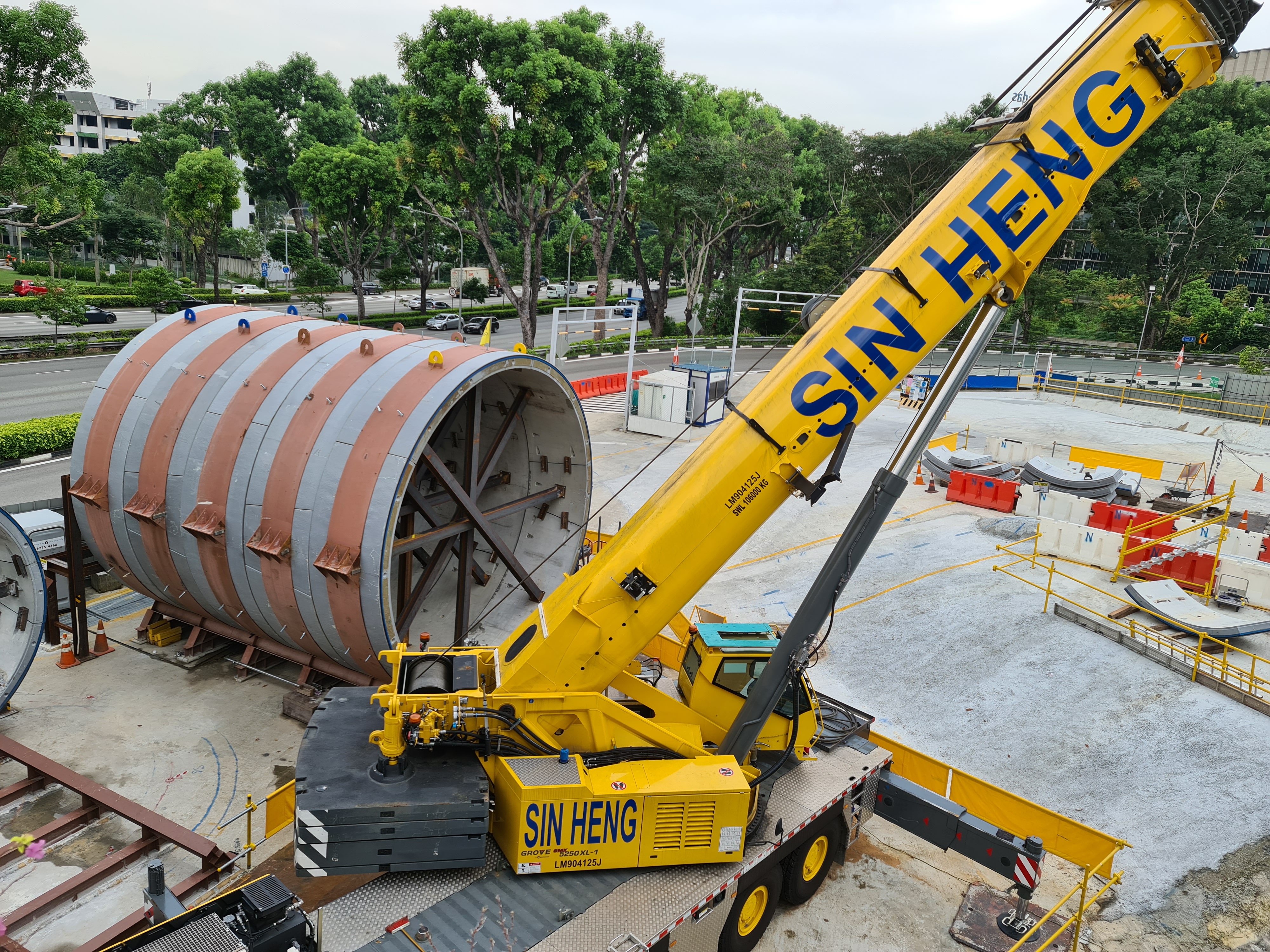 Singapore's first Grove GMK5250XL-1 delivered to Sin Heng Heavy Machinery <br> Image source: THE MANITOWOC COMPANY, INC.