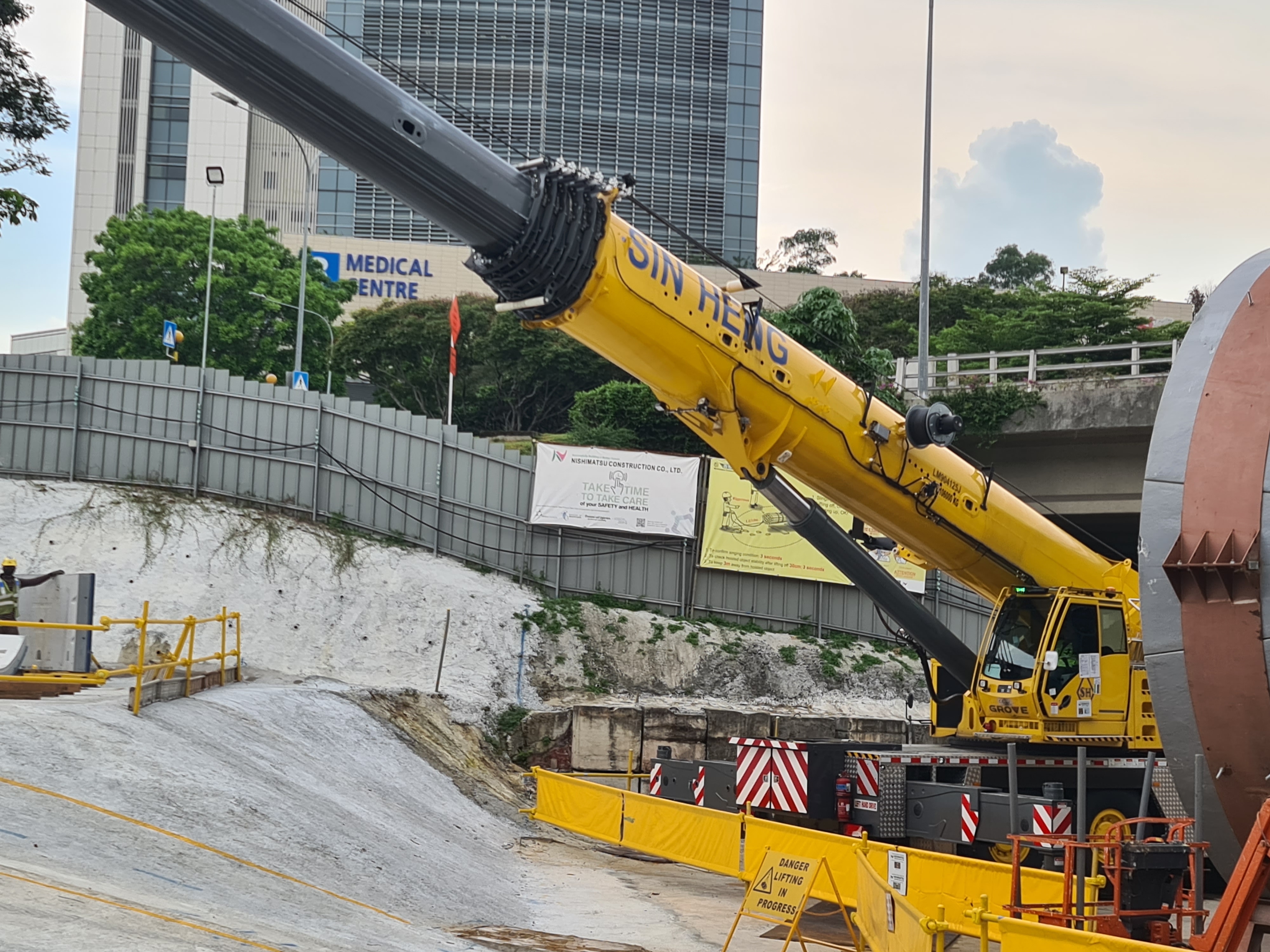 Singapore's first Grove GMK5250XL-1 delivered to Sin Heng Heavy Machinery <br> Image source: THE MANITOWOC COMPANY, INC.