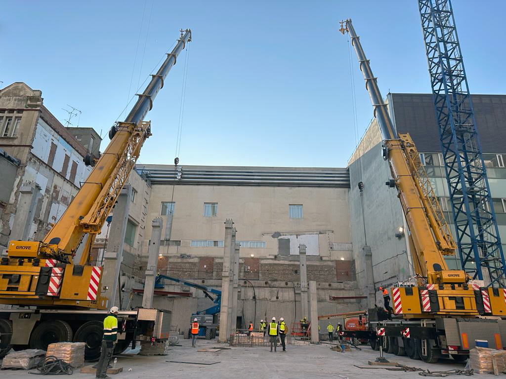 Spanish crane rental company chooses Grove for local hospital remodeling