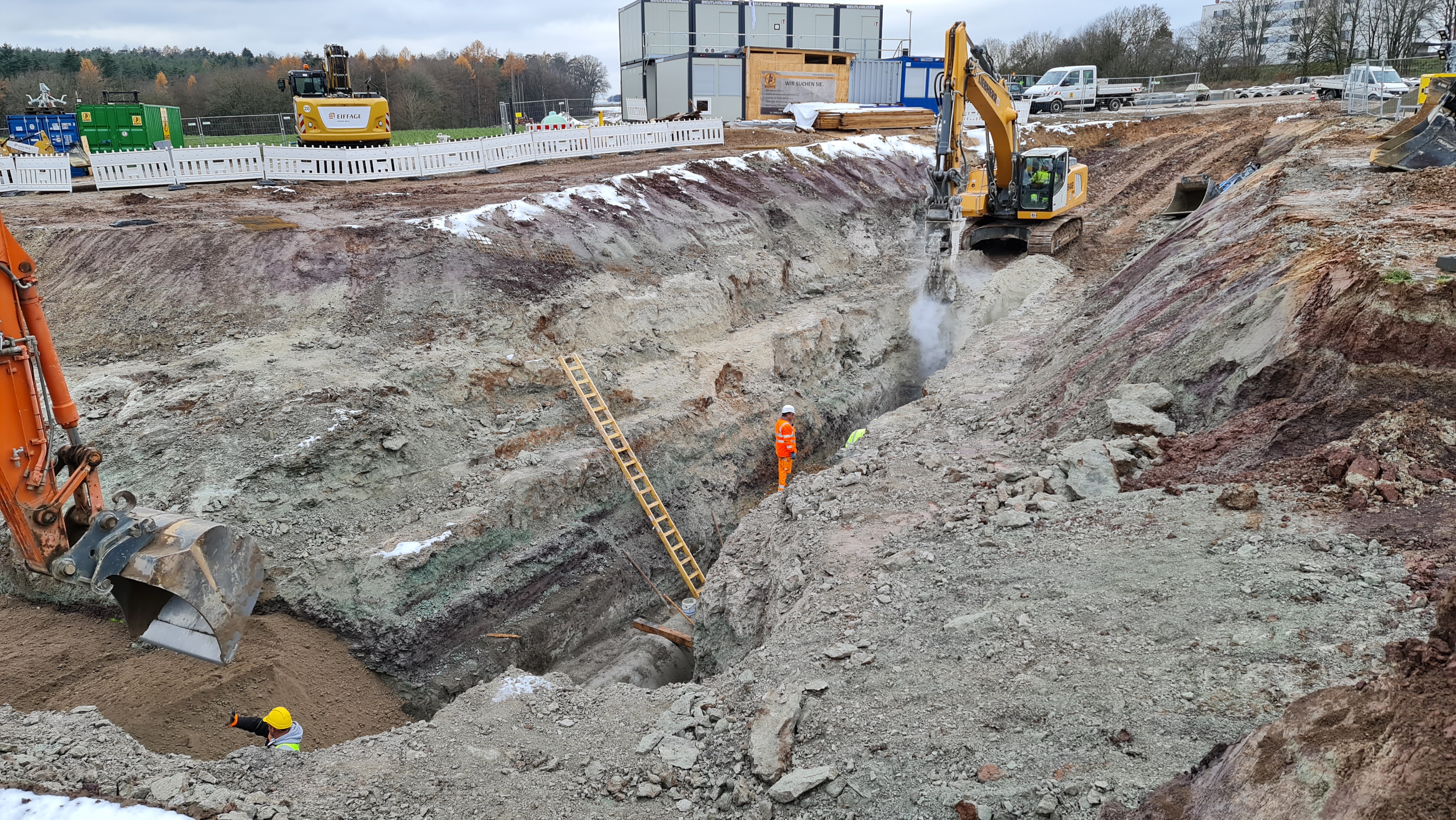 A sub-section of the A3 autobahn upgrade project in northern Bavaria. Drainage pipe trenches were excavated on site at the Steigerwald service area. <br> Image source: KEMROC Spezialmaschinen GmbH