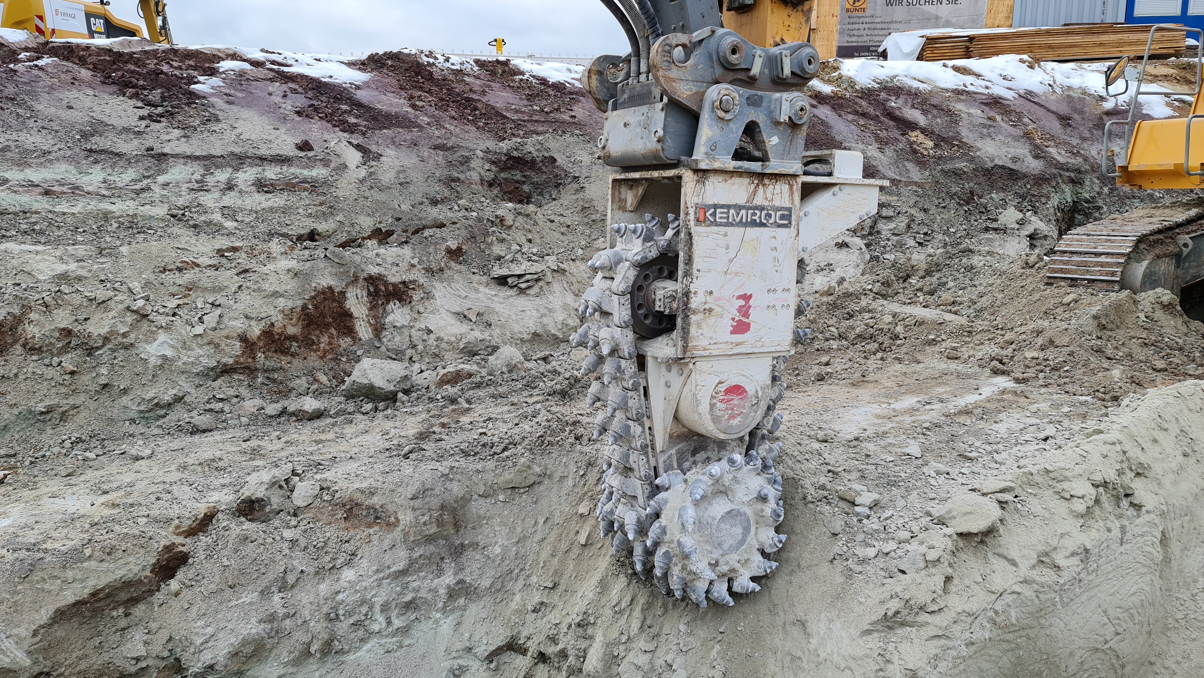 The chain cutter in close up; a chain with tungsten carbide tipped cutters runs between the cutter drums, removing the ridge of rock that normally would be left. <br> Image source: KEMROC Spezialmaschinen GmbH