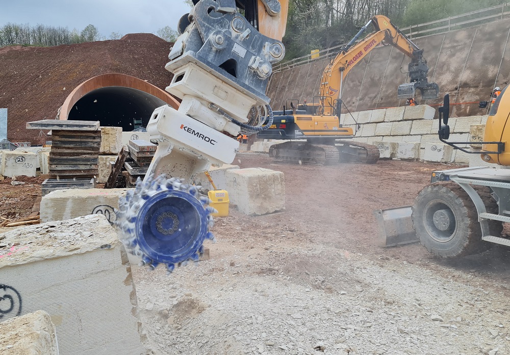 The new A44 autobahn from Kassel to Herleshausen is taking shape. At the eastern portal of the new Trimberg Tunnel, a KEMROC ES 60 HD universal cutter on a wheeled excavator is playing a role.