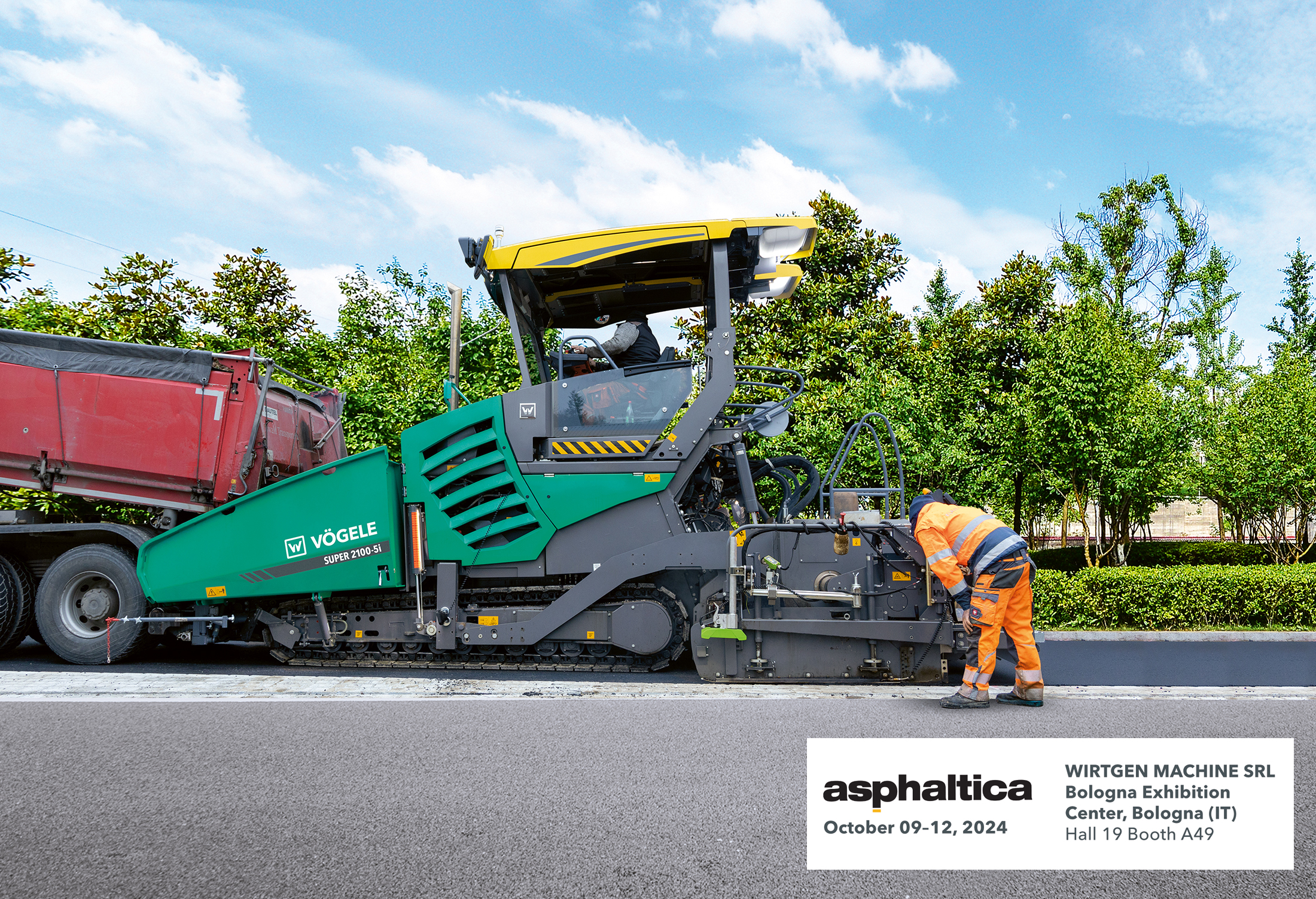 The SUPER 2100-5i tracked paver from Vögele is designed for paving applications on highways and on other challenging large-scale infrastructure projects.