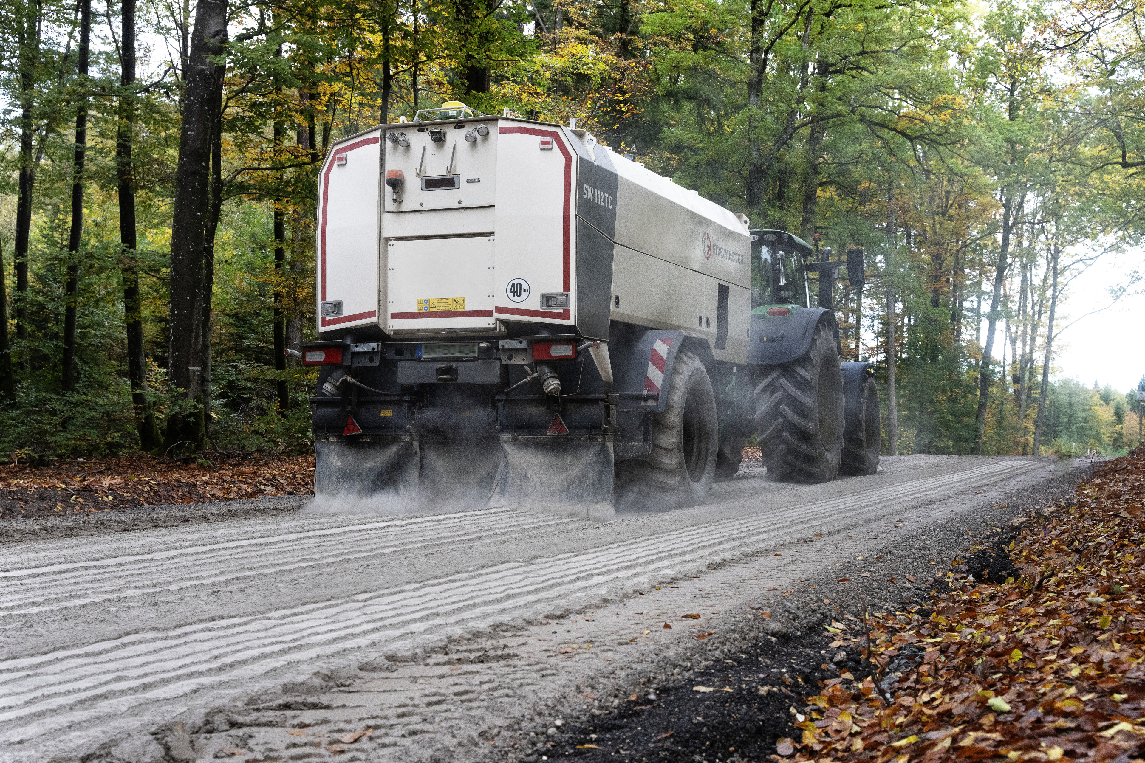 In the first step, cement was laid down by a Streumaster SW 112 TC tractor-towed binding agent spreader from Streumaster.