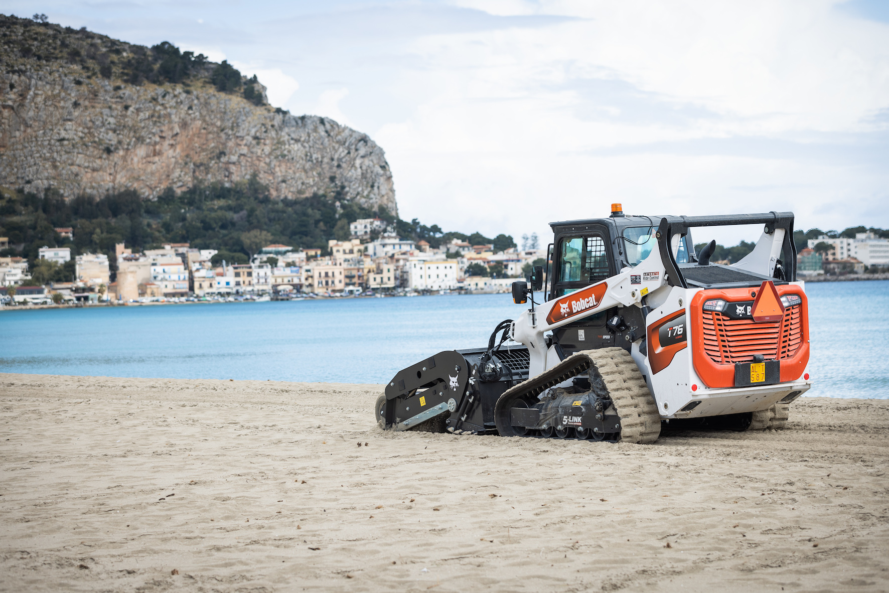 Bobcat T76. SandCleaner