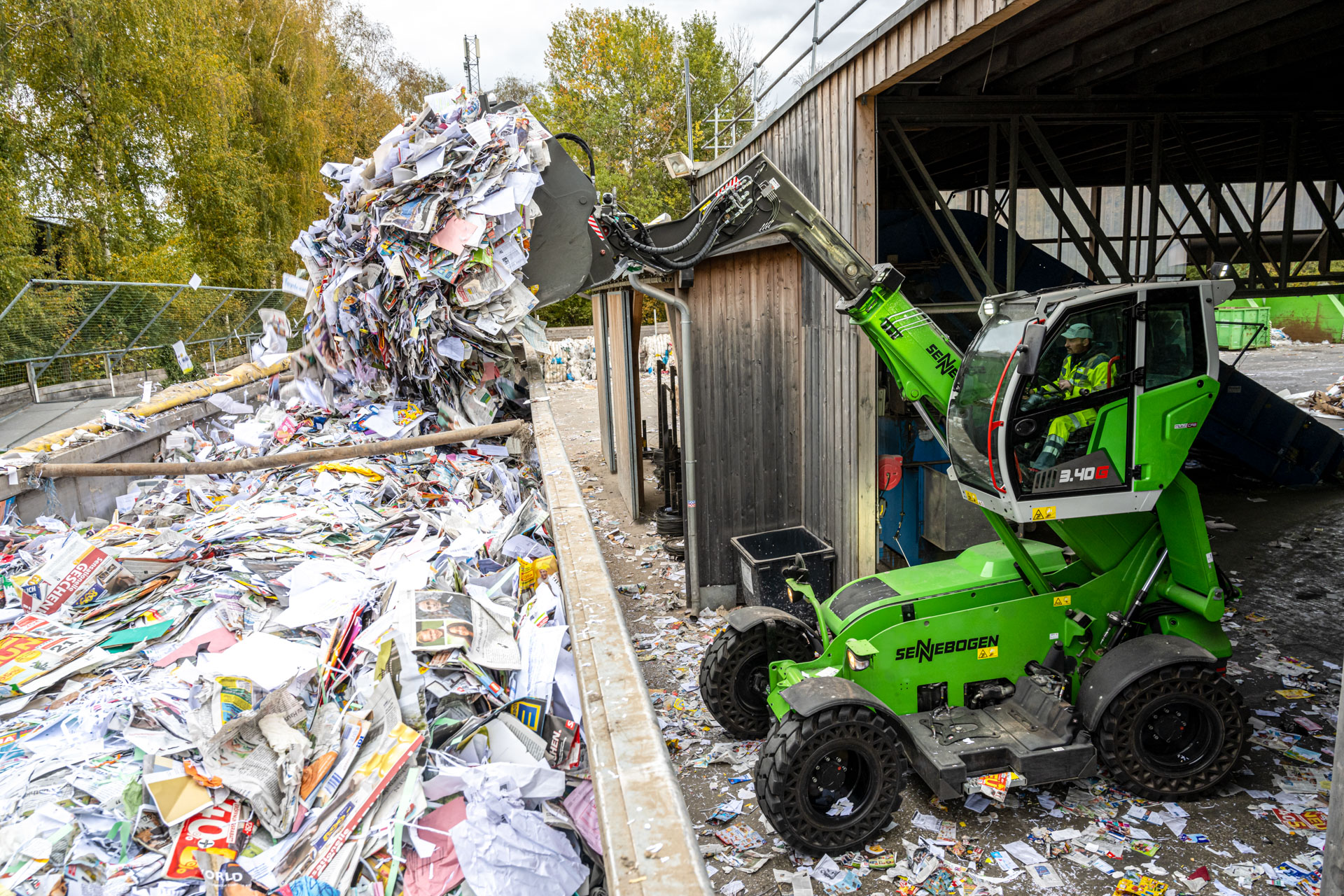 Unique: the cab can be elevated to 4.10 m eye level for maximum visibility and safety during loading operations.