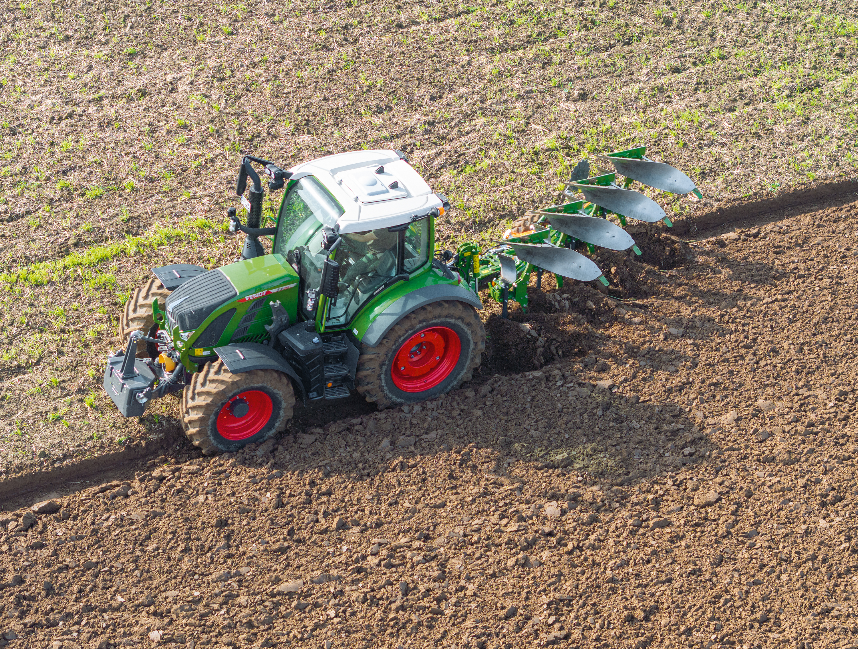 Seamless matching of the furrows as a result of the correct front furrow width adjustment