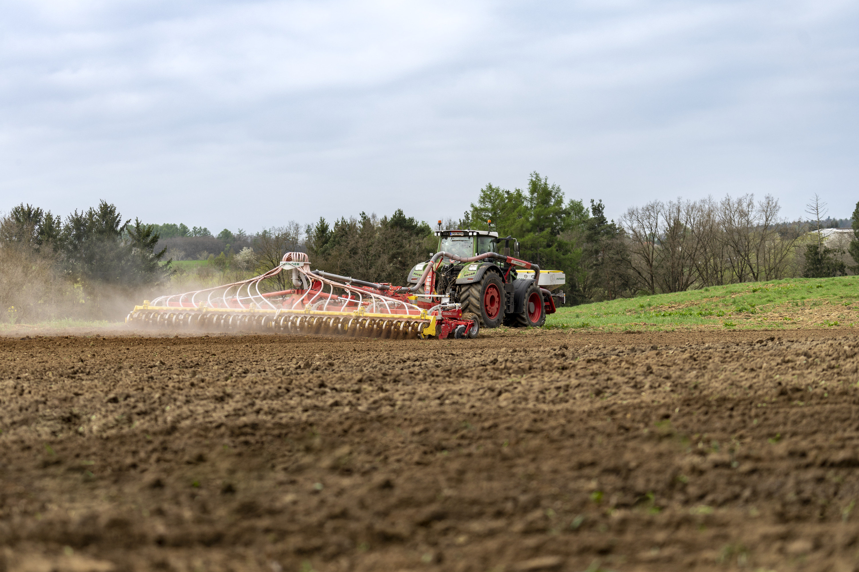 Tillage and application in a single pass: TERRADISC 1001 T, AMICO F.