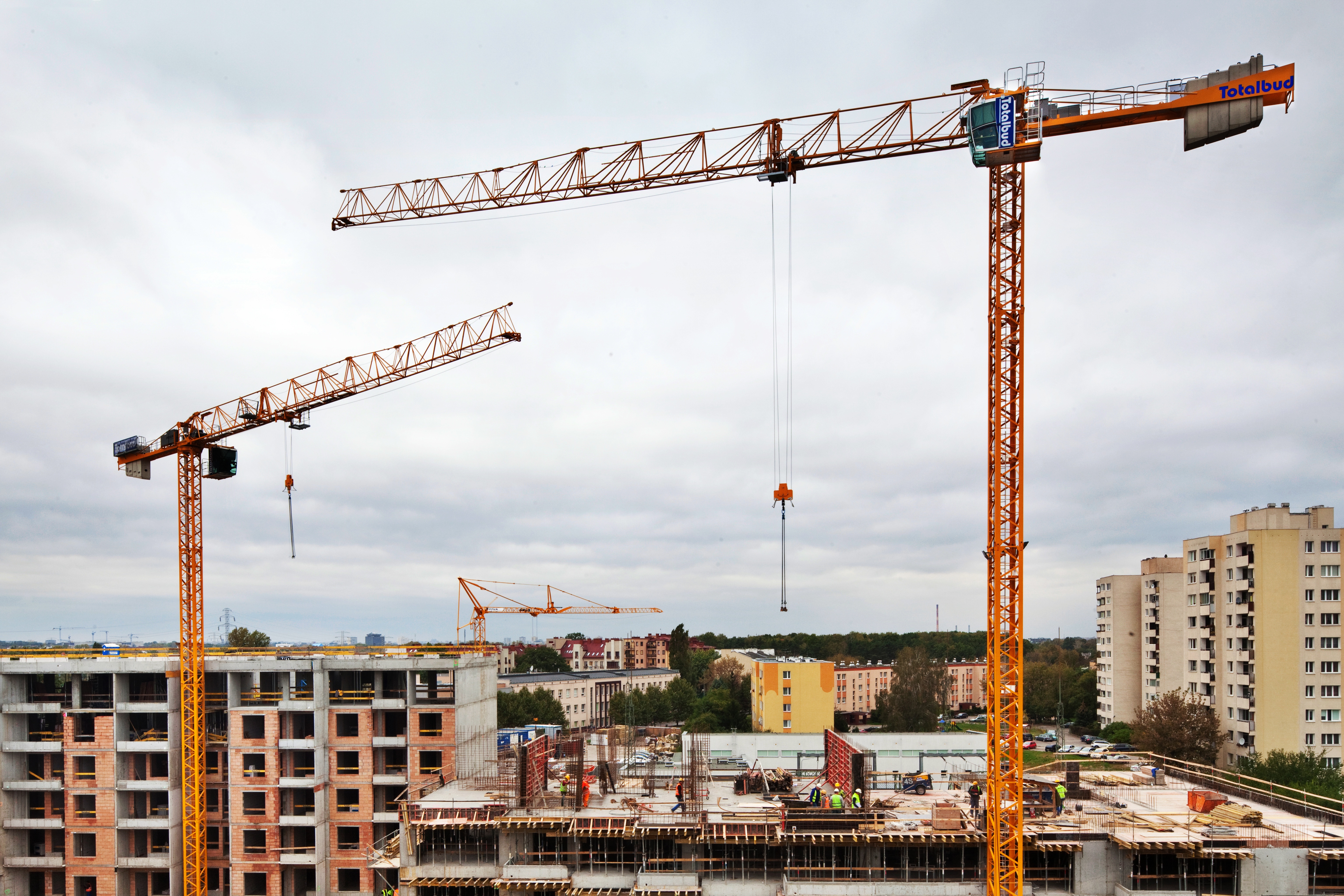 Three Potain cranes keep Warsaw apartment block project on schedule