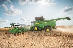 John Deere S7 900 combine harvesting rapeseed