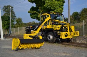 ZAGRO equips the Unimog for maneuvering/shunting tasks and track maintenance