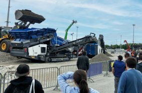 The live demonstration of the Kleemann plant train attracted a large number of visitors. It consisted of the scalping screen MOBISCREEN MSS 502 EVO, the impact crusher MOBIREX MR 100 NEO and the stockpile conveyor MOBIBELT MBT 20.