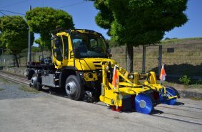 ZAGRO equips the Unimog for maneuvering/shunting tasks and track maintenance