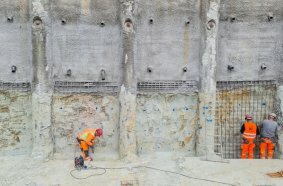Layer by layer, the areas of quartzite rock between the bored piles are exposed. After lining with steel mesh, shotcrete is applied. The amount of shotcrete used is kept to a minimum.