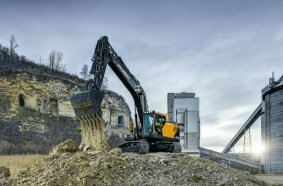 Like the larger models, the HX300L features the fully electro-hydraulic (FEH) hydraulic system. This includes electric joysticks that communicate with the valve block via cables.