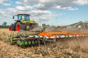 The rape stubble is intensively shredded by the 3 rows of tools and the volunteer rape is mixed with soil right on the surface.