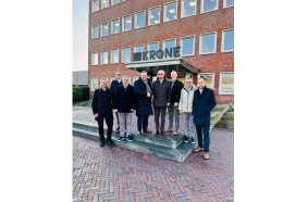 Official cooperation between KRONE and POZKRONE: (from left) Johannes Hennewig, Ole Klose, Tomasz Kujawa, Bernard Krone, Roman Roszkiewicz, Dr Frank Albers, Maciej Michalski and Andreas Arns mark the next step from partnership to integration.