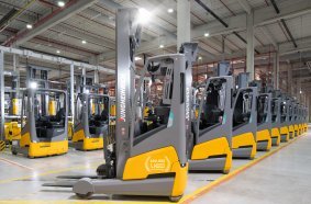 Jungheinrich's 100,000th lithium-ion forklift truck was delivered to Amazon in Leipzig as part of a fleet of 16 identical ETV 216i trucks.   