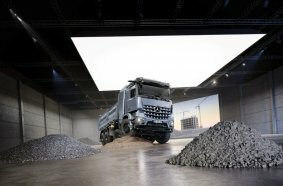 Robust, powerful – and now also all-electric: Mercedes-Benz Trucks presents the new eArocs 400 at bauma 2025