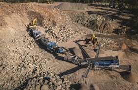 The mobile plant train deployed in Brazil consists of a MOBICAT MC 110 EVO2 jaw crusher, a MOBICONE MCO 90 EVO2 cone crusher and a MOBISCREEN MSC 953 EVO classifying screen.
