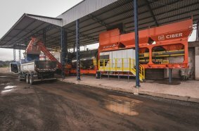 Thanks to innovative technologies for drying the virgin material, the iNOVA 1500 plant from Ciber works particularly cost-efficiently with low fuel consumption. 