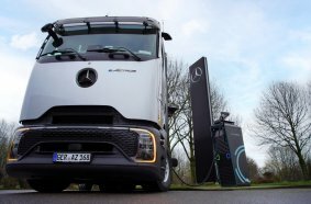 Daimler Truck establishes semi-public charging network for trucks – first pilot customers successfully launched