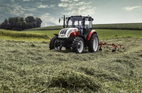 Steyr 4065 Kompakt S on the field