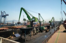 The İDÇ Liman port handles around 7.5 million tons of material annually – the ten SENNEBOGEN material handlers are essential for this.