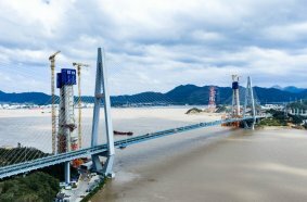 Potain MCT 385 cranes support construction of the world’s longest-span road-rail bridge