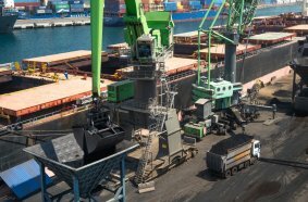 The height-adjustable Portcab driver's cab ensures optimum visibility of the entire working environment.