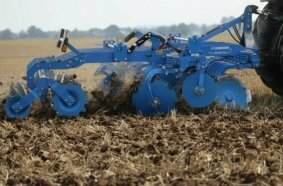 The basic headstock-mounted version of the LEMKEN Rubin 10 MR is available in a rigid design up to a working width of 4 metres.