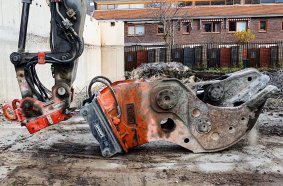With the fully hydraulic SQ quickcoupler by Lehnhoff, hydraulic attachments can be easily changed in, some even for reverse mode use 