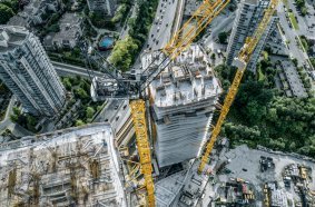 The luffing jib cranes climb external to the building. Liebherr's Tower Crane Solutions project department assisted with the concept.