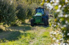 John Deere presents fully electric tractor prototype at Grüne Woche 2026
