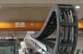 The igus energy chains ensure reliable cable guidance.