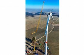 The Grove GMK6400-1 was rigged with its MegaWingLift™ which provides outstanding load chart improvements – perfect for this wind turbine project.