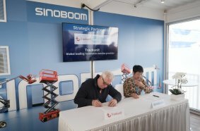 Paul Wilson of Trackunit and Susan Xu of Sinoboom.