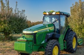 John Deere presents fully electric tractor prototype at Grüne Woche 2026