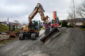 With a tilt underneath the arm of the excavator can be prolonged for special tasks.