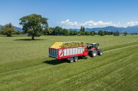 The Pöttinger tine conveyor loader wagon delivers high performance and conserves the soil