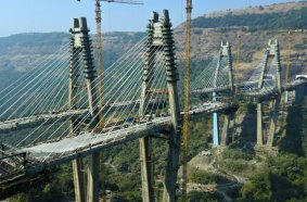 Major bridge for Indian expressway calls in Potain crane power
